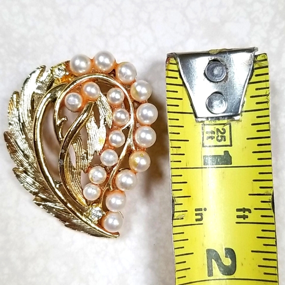Vintage 1950s Mid Century Faux Pearl Goldtone Brooch Pin - Picture 10 of 13